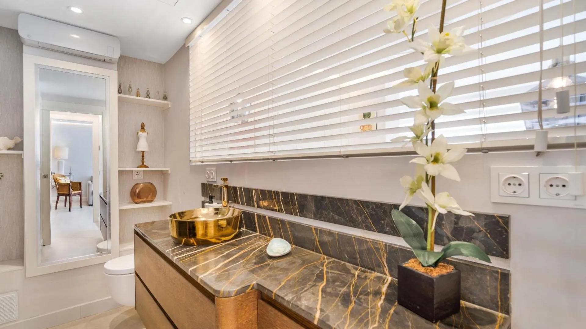 Elegant Marbella Beachside Apartment 0*,